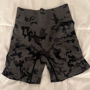 Black Camo High Wasted Bike Shorts - size small